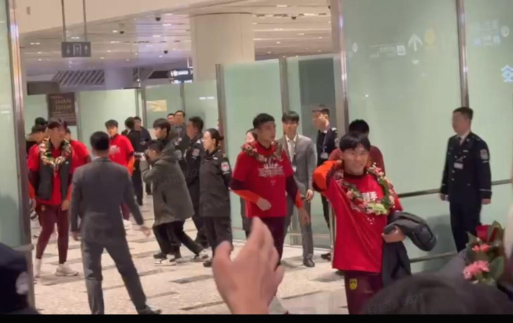 亚博体育-U23国足众将已归国，王钰栋等球员因与俱乐部会合而未现身机场出口